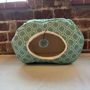 NWT Cozy Pet Pop-Up Cat Bed w/ Toy Teal & White